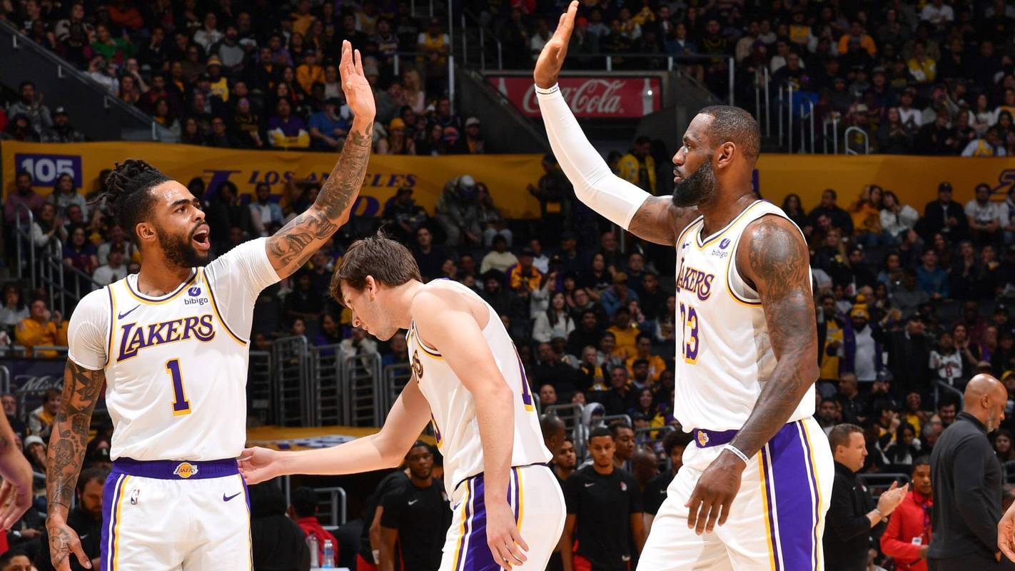 尼克斯鏖战湖人B队，布克关键制胜