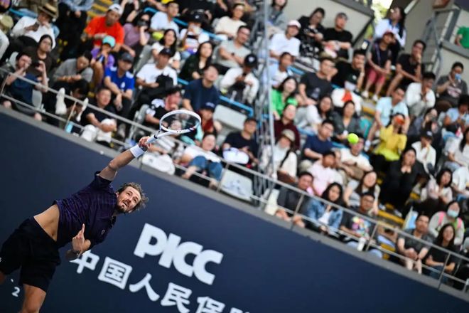 西班牙网球队鏖战德国网球队，梅德韦杰夫制霸全场