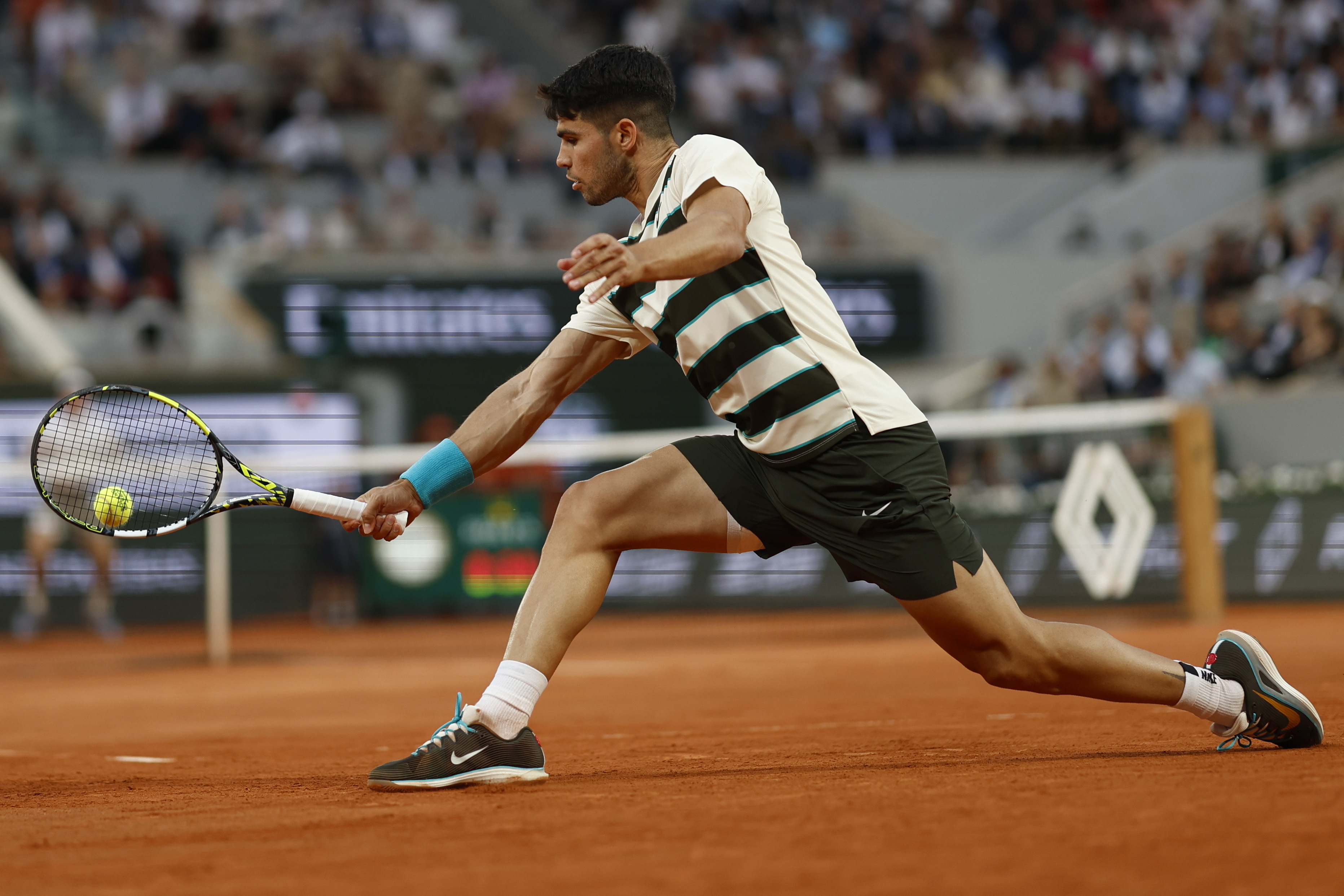 日本网球队鏖战澳大利亚网球队，阿尔卡拉斯送出助攻