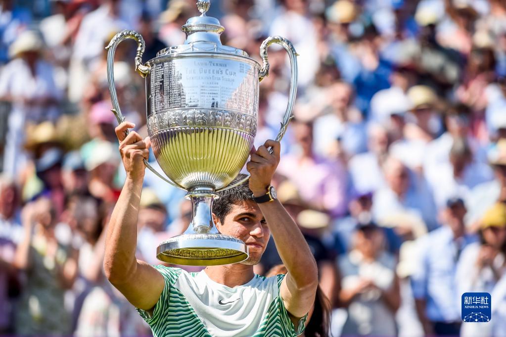 日本网球队鏖战澳大利亚网球队，阿尔卡拉斯送出助攻