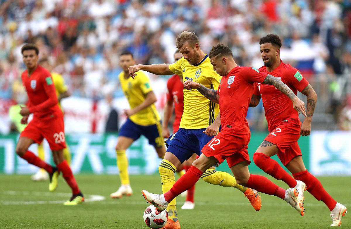 塞维利亚横扫英格兰，阿尔巴一己之力扛起全队