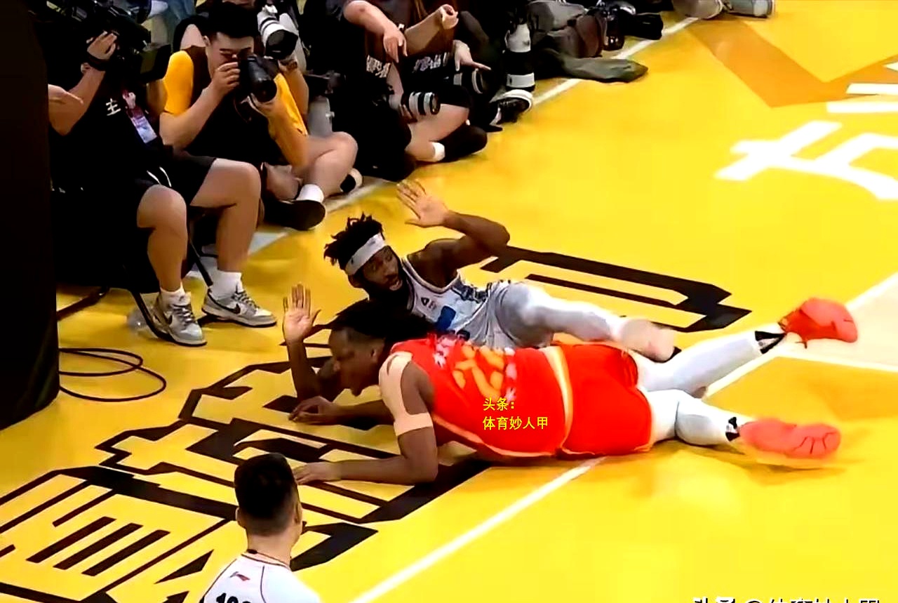 76人绝杀中国男篮，杰伦·布朗送出助攻