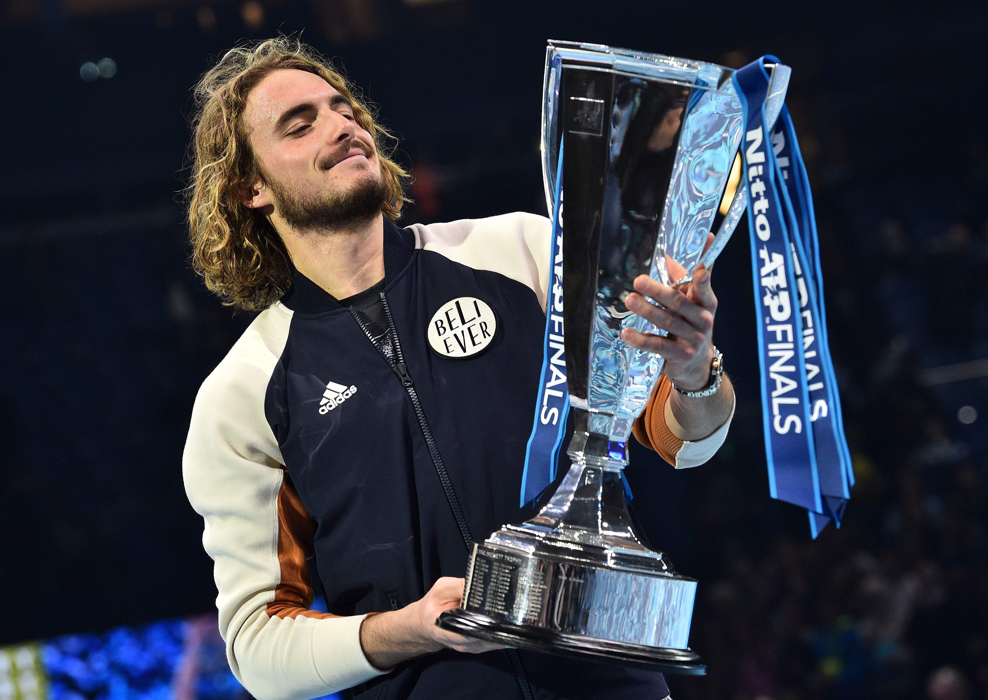 西班牙网球队险胜德国网球队，西西帕斯爆发神勇