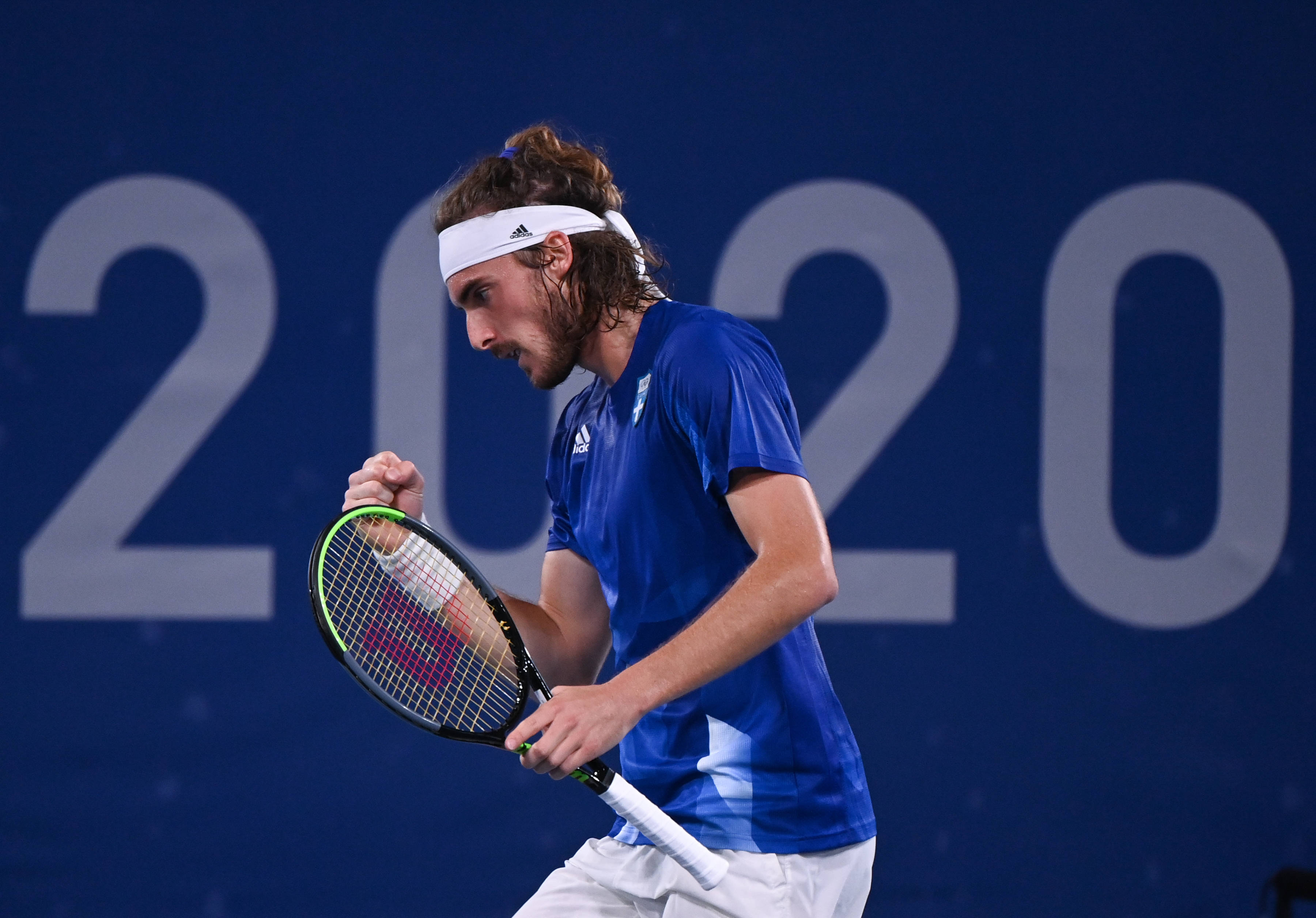 西班牙网球队险胜德国网球队，西西帕斯爆发神勇