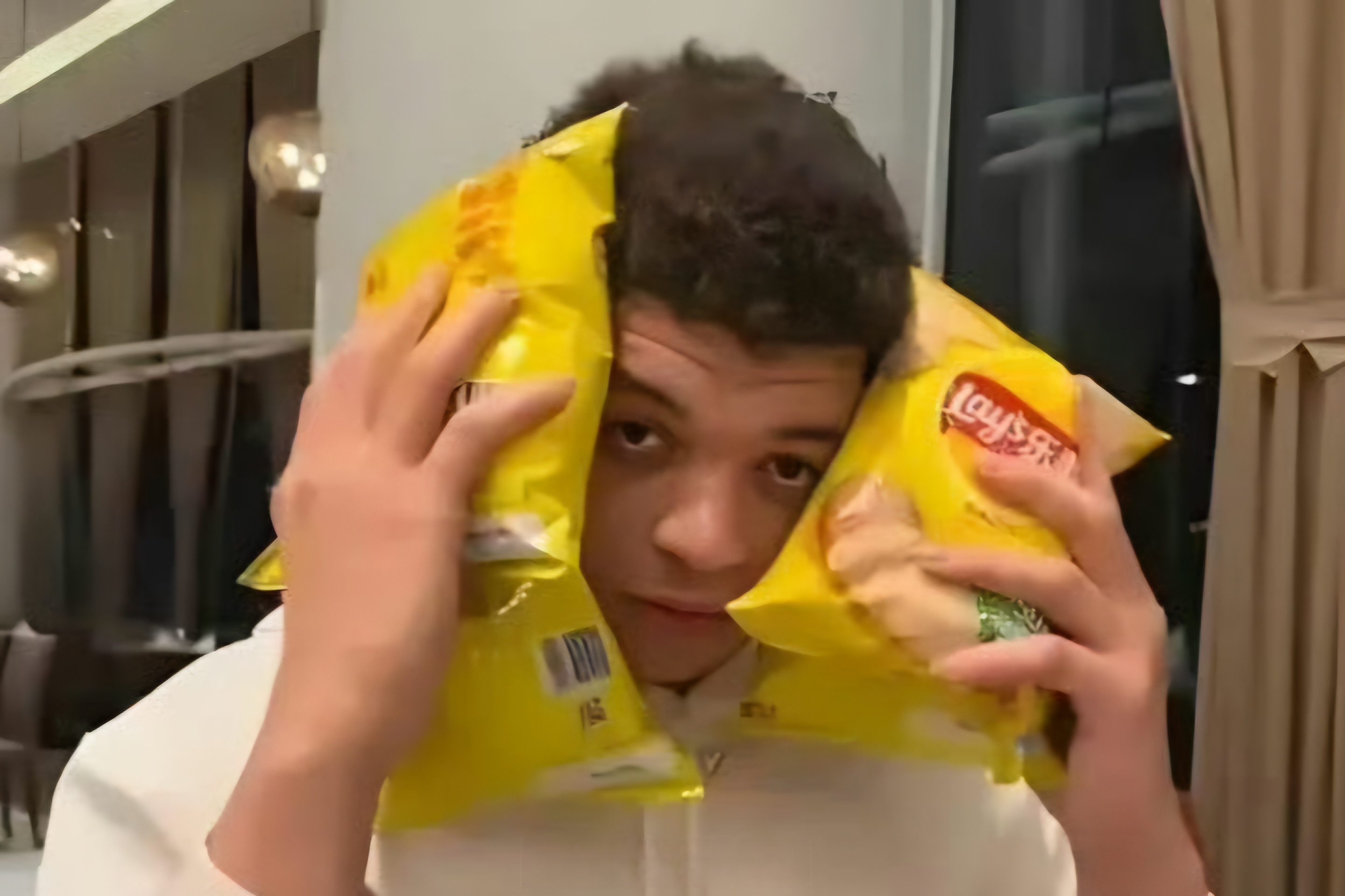 包含橄榄球赛后采访曝光，内幕引发热议的词条